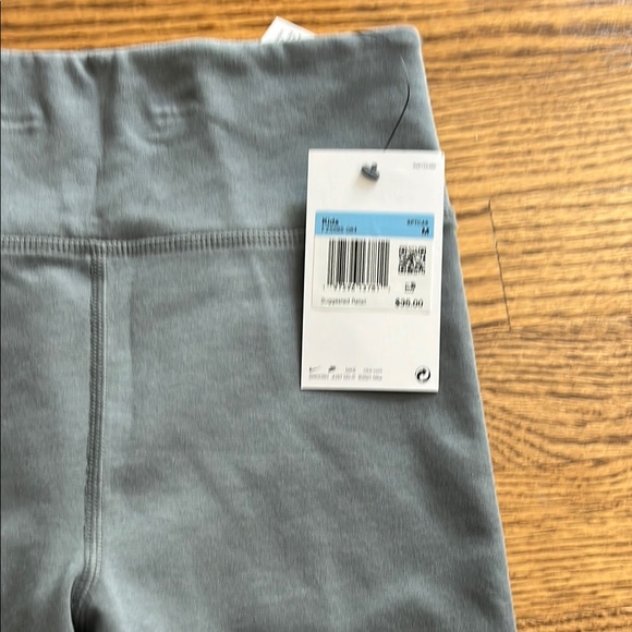 Girls Nike Gray Leggings for Active Comfort - Picture 2 of 4
